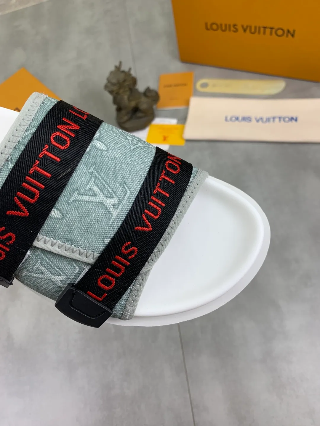 Men's shoes 💰P320💰【New style】🆘 Original quality 【LOUIS VUITTON】The popular Louis Vuitton LV men's slippers on the official website are on sale simultaneously! Original fabric imported from Italy, original factory special supply, code number: 38-44 (45 customized), many colors available